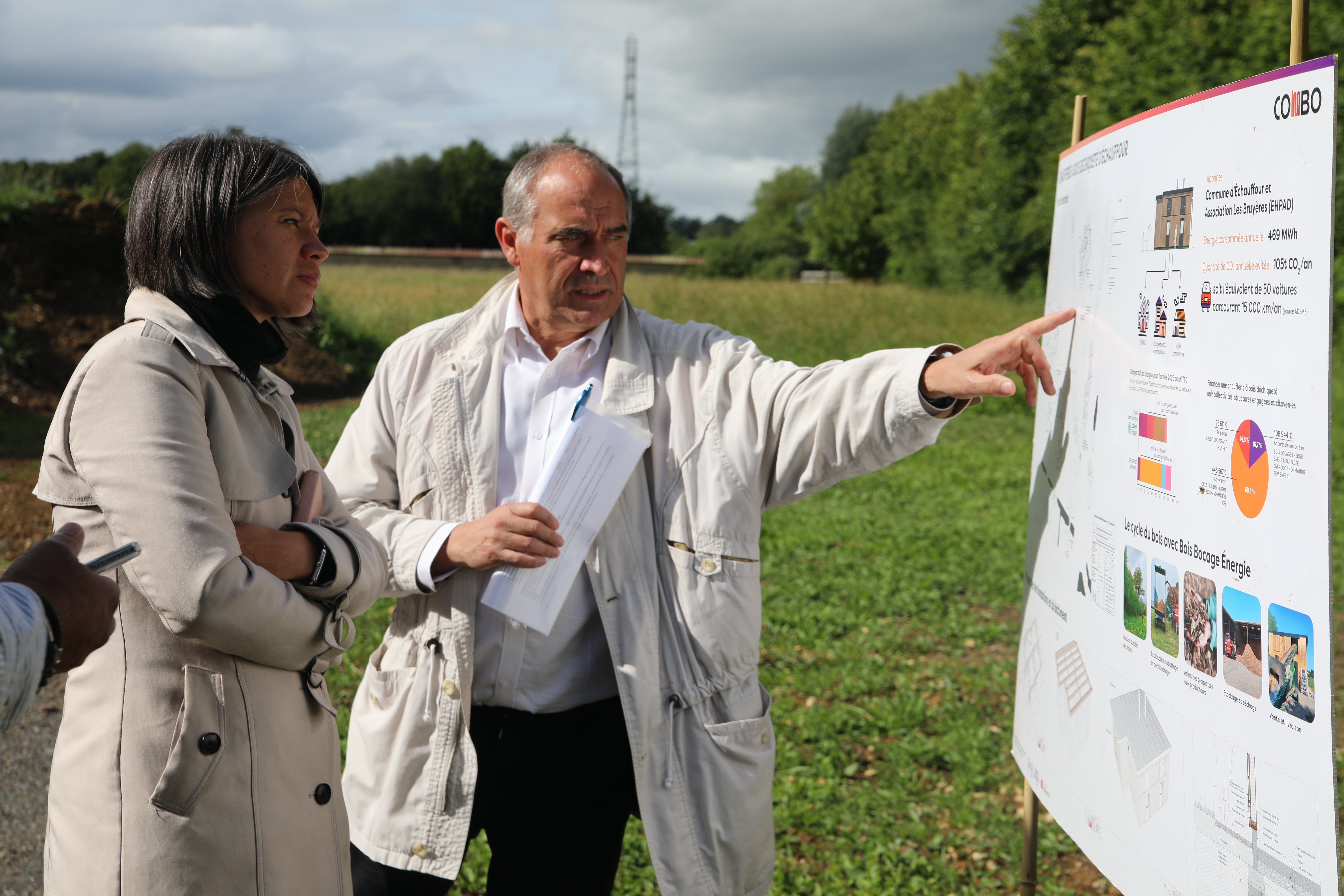 Didier Duvaldestin et Sandy Lecoq-Espallargas devant les plans techniques de la chaufferie d'Échauffour